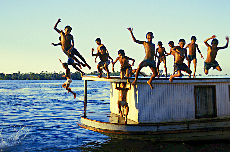 Crianças ribeirinhas brincando, em Barreirinhas, Amazonas. 